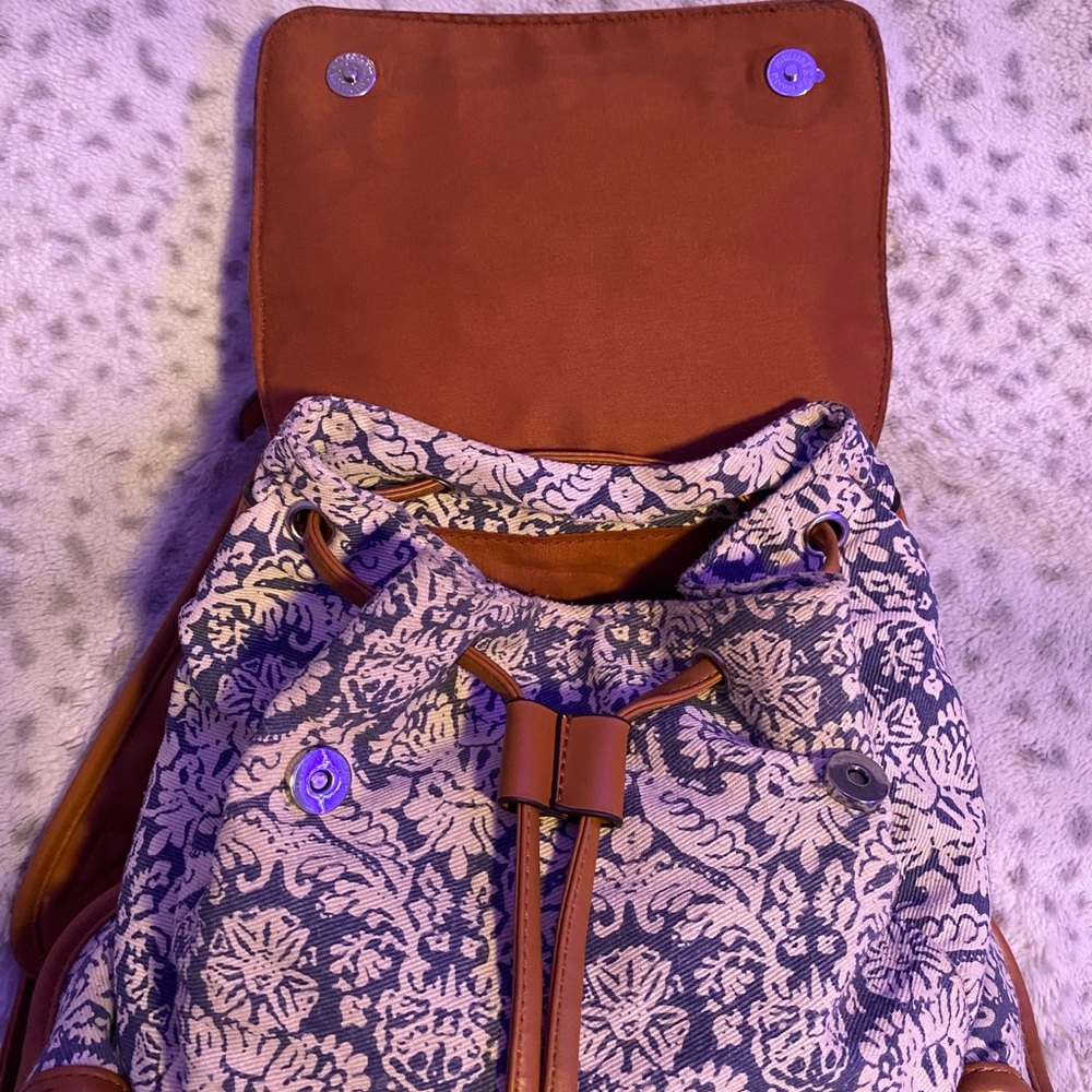 ✨3/$15✨ Small Drawstring Backpack - Picture 3 of 4